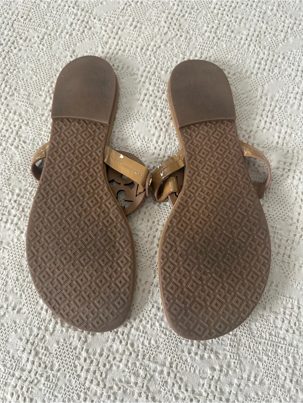 Tory Burch Patent Miller Logo Toe-Thong Sandals in Camel - Picture 3 of 14